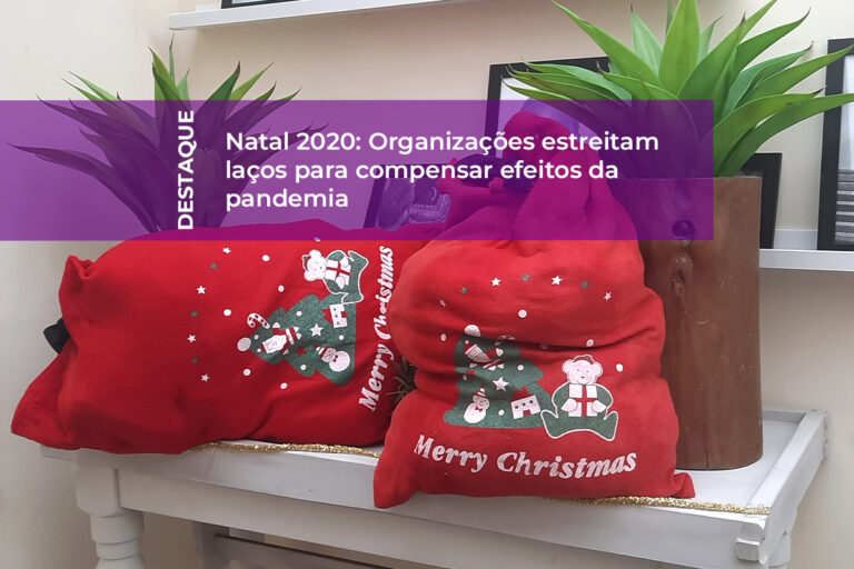 Sacos de Natal cheios de presentes com etiqueta com o título do artigo
