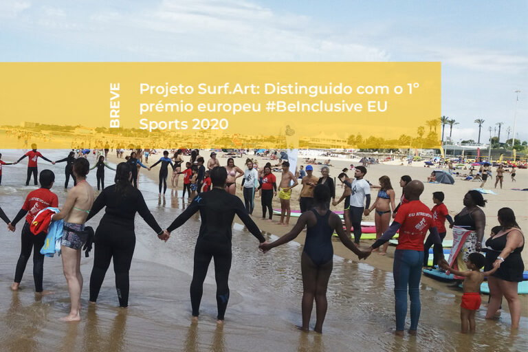 Jovens e crianças do Projeto Surf-Art na praia