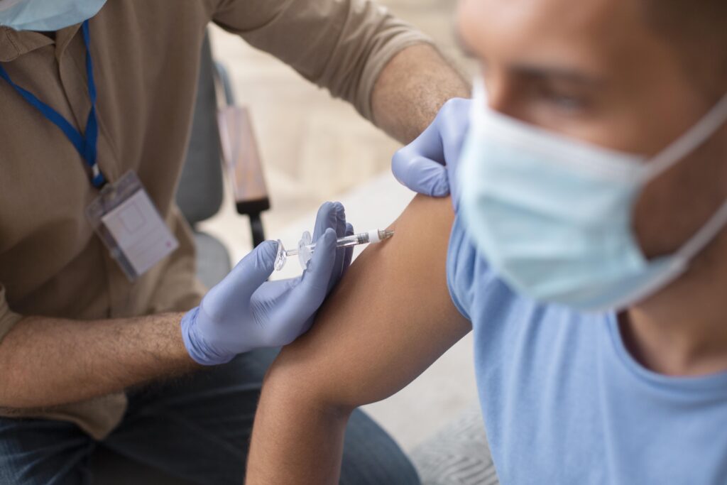Imagem de um homem a ser vacinado